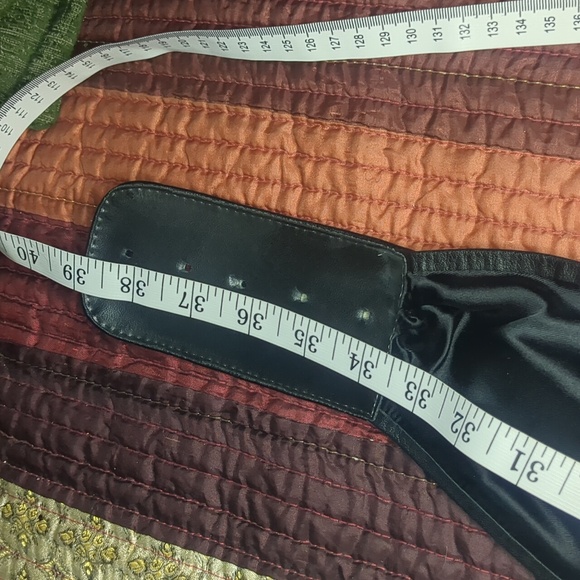 Vintage 80's leather bow rhinestone hook/eye closure wide lined belt - Picture 8 of 8